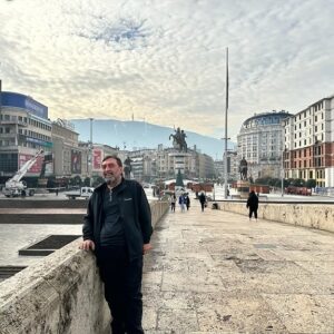 Ahmet Yenilmez Instagram - Vaktiyle öz vatanda bizimken, bugün niçin
Üsküp bizim değil? Bunu duydum için için.
Kalbimde bir hayâli kalıp kaybolan şehir!
Ayrılmanın bıraktığı hicran derindedir!
Çok sürse ayrılık, aradan geçse çok sene,
Biz sende olmasak bile, sen bizdesin gene.
#YahyaKemal diyarı #üsküp