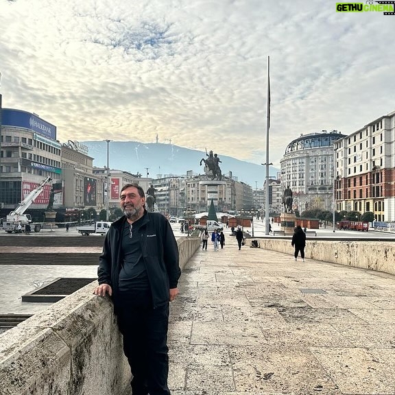 Ahmet Yenilmez - 2.1K Likes - Vaktiyle öz vatanda bizimken, bugün niçin
Üsküp bizim değil? Bunu duydum için için.
Kalbimde bir hayâli kalıp kaybolan şehir!
Ayrılmanın bıraktığı hicran derindedir!
Çok sürse ayrılık, aradan geçse çok sene,
Biz sende olmasak bile, sen bizdesin gene.
#YahyaKemal diyarı #üsküp