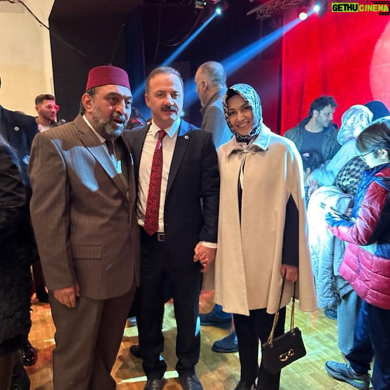 Ahmet Yenilmez - 799 Likes - Bazı insanlar vardır siz onun o sizin hikayesinin parçasısınızdır.
Sayın @yavuzagiraliog ve Saygıdeğer eşleri Bilge Ağıralioğlu Hanımefendiye Cumhuriyete Doğru oyunumuza teşrifleri için teşekkür ediyorum.