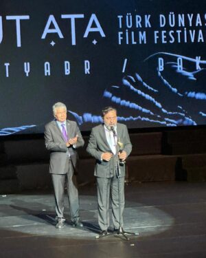 Ahmet Yenilmez Instagram - Azerbaycan Bakü’de 3. #Korkutatafilmfestivali kapanış galasınına katıldık lütfettiler sahneye çıktık.
