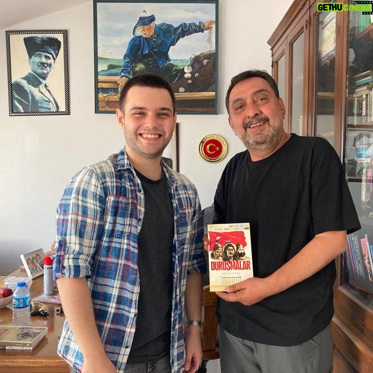 Ahmet Yenilmez - 1.1K Likes - Merhum Necdet Sevinç ağabeyimin torunu meslektaşım Sayın Göktuğ Alemdar kardeşim ziyaretime geldi ziyadesiyle mutlu oldum.
NOT: Merhumun özelikle “Ajan okulları “ kitabı şiddetle tavsiye ediyorum.