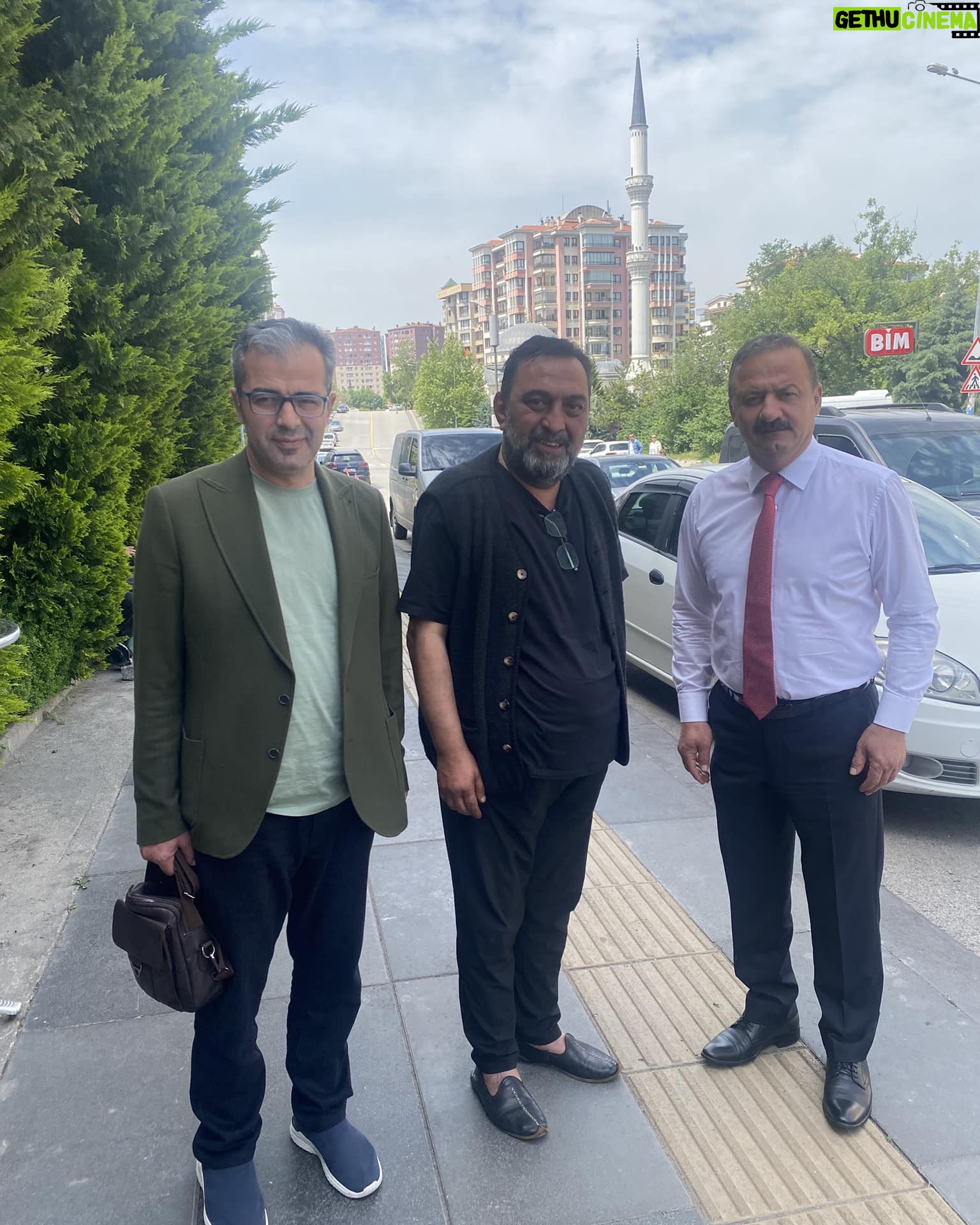 Ahmet Yenilmez - 3.2K Likes - Düne takılmayan , tüm meseleyi bugünden ibaret görmeyen, ülkenin, bölgenin ve dünyanın nereye gittiğini, gelecekte kuvvetle muhtemel avantaj ve dezavantajlar üzerine kafa yoran, kadro kuran Sayın @yavuzagiraliog Bey’i dinledim .
Ne gördüm ?
Dnlediğim hikaye beni heyecanlandırdı.
Allah muvaffak etsin inşallah