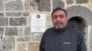 Ahmet Yenilmez Instagram - 2006 yılında “Çanakkale Şehitleri” şiiriyle “Kınalı Kuzular”, 2012 ‘den bu yana “Mehmet Akif Ersoy Dönüyor! Ya Siz? Neredesiniz?, Safahat, Korkma” oyunlarıyla 81 ilimizi defalarca dolaştık hatta Akif’in son nefesini verdiği Mısır Apt müzeleri oldu.
Şimdi bakın ben neredeyim
👇