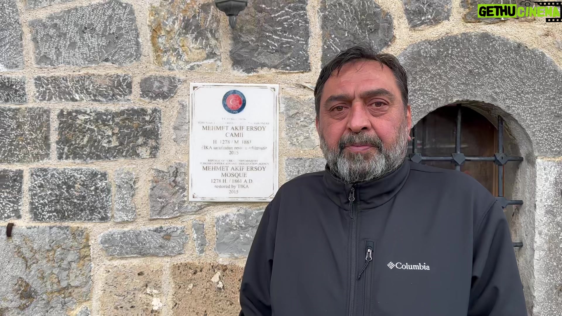 Ahmet Yenilmez - 876 Likes - 2006 yılında “Çanakkale Şehitleri” şiiriyle “Kınalı Kuzular”, 2012 ‘den bu yana “Mehmet Akif Ersoy Dönüyor! Ya Siz? Neredesiniz?, Safahat, Korkma” oyunlarıyla 81 ilimizi defalarca dolaştık hatta Akif’in son nefesini verdiği Mısır Apt müzeleri oldu.
Şimdi bakın ben neredeyim
👇