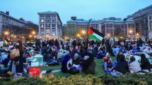 Ahmet Yenilmez Instagram - Ülkemizde dahil hiç bir İslam ülkesi  üniversitelerinde  olmayan #Gazze ‘ye destek manzarası ABD ‘de Columbia Üniversitesinde olması sizlere neler hissettiriyor ?
Neler düşündürüyor ?