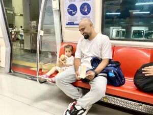 Ahmet Yenilmez Instagram - Bu sabah Hacıosman Yenikapı metro hattında bu manzara ile güne haftaya başladım.
Baba Nietzsche okuyor kızı sayıları öğreniyor .
Baba ısrarla bilmeye çalışırken, kızına da hayatın olmazsa olmazı matematiği öğretirken bilgiye ulaşabilmeyi öğretiyor .
Sevindim mi?
İtiraf edeyim ki …
Bilmek dert sahibi olmaktır!
Bildiğim bir başka gerçekte şu ki okumayan, düşünmeyenler , sayıyı cebindekileri için öğrenenlerin refahlarını bu baba ve kızının acıları üzerine inşa edilecek …
NOT: Fotoğraf izin aşınarak çekilmiştir .