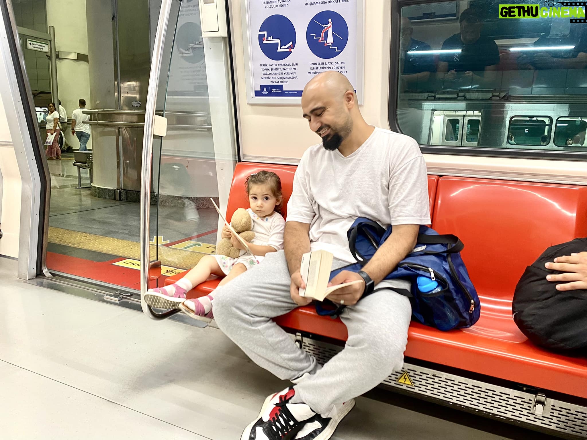 Ahmet Yenilmez - 1.6K Likes - Bu sabah Hacıosman Yenikapı metro hattında bu manzara ile güne haftaya başladım.
Baba Nietzsche okuyor kızı sayıları öğreniyor .
Baba ısrarla bilmeye çalışırken, kızına da hayatın olmazsa olmazı matematiği öğretirken bilgiye ulaşabilmeyi öğretiyor .
Sevindim mi?
İtiraf edeyim ki …
Bilmek dert sahibi olmaktır!
Bildiğim bir başka gerçekte şu ki okumayan, düşünmeyenler , sayıyı cebindekileri için öğrenenlerin refahlarını bu baba ve kızının acıları üzerine inşa edilecek …
NOT: Fotoğraf izin aşınarak çekilmiştir .