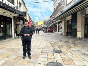 Ahmet Yenilmez Instagram - Vaktiyle öz vatanda bizimken, bugün niçin
Üsküp bizim değil? Bunu duydum için için.
Kalbimde bir hayâli kalıp kaybolan şehir!
Ayrılmanın bıraktığı hicran derindedir!
Çok sürse ayrılık, aradan geçse çok sene,
Biz sende olmasak bile, sen bizdesin gene.
#YahyaKemal diyarı #üsküp
