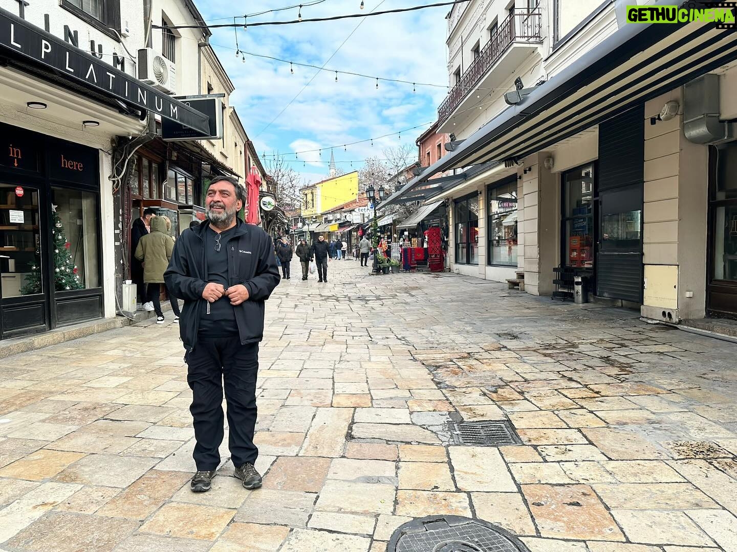 Ahmet Yenilmez - 2.1K Likes - Vaktiyle öz vatanda bizimken, bugün niçin
Üsküp bizim değil? Bunu duydum için için.
Kalbimde bir hayâli kalıp kaybolan şehir!
Ayrılmanın bıraktığı hicran derindedir!
Çok sürse ayrılık, aradan geçse çok sene,
Biz sende olmasak bile, sen bizdesin gene.
#YahyaKemal diyarı #üsküp
