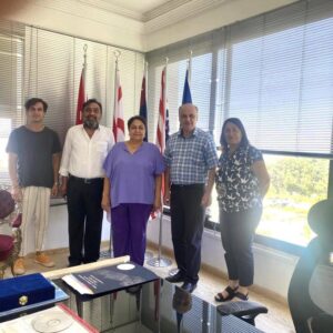 Ahmet Yenilmez Instagram - Sayın Prof. Dr. Neriman Saygılı Hocamızın mihmandarlığında @girneamerican Rektörü Sayın Prof. Dr. Sayın Ali Haydar Hocamızdan 1960’da üniversite öğrencilerinin vatan savunması için yazdıkları destan ile 2023’de üniversiteler devleti #KKTC ‘nin hikayesini dinledik .
Sayın Muharrem Özdemir kardeşim senden dinlediğim #KKTC tarihinin destansı vatan savunmasını özellikle de “İncir Ağacı” hikayesinden sonra ağlayabilmenin nasıl bir nimet , ağlayamamanın ise nasıl bir ailelik olduğunu iliklerime kadar hissettim .