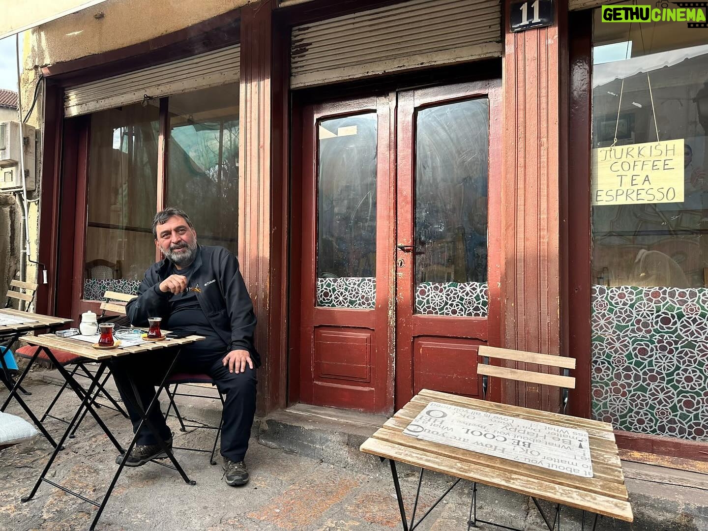 Ahmet Yenilmez - 2.1K Likes - Vaktiyle öz vatanda bizimken, bugün niçin
Üsküp bizim değil? Bunu duydum için için.
Kalbimde bir hayâli kalıp kaybolan şehir!
Ayrılmanın bıraktığı hicran derindedir!
Çok sürse ayrılık, aradan geçse çok sene,
Biz sende olmasak bile, sen bizdesin gene.
#YahyaKemal diyarı #üsküp
