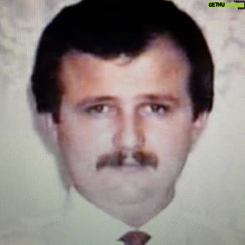 Ahmet Yenilmez - 654 Likes - Kimselern olmadığı , sahneye çıkaracak sanatçı bulamadığımız 80’li yıllarda Seni “Kahramanlık türküleriyle huzurlarınızda Grup Hasret Çağrı ve Faruk Karaca “ diye anons ederdim.
Sahne arkadaşım , ağabeyim, gönüldaşım Faruk Karaca ağabeyin vefat haberini aldım üreğime köz düştü!
Mekanın cennet olsun .
Fatiha …