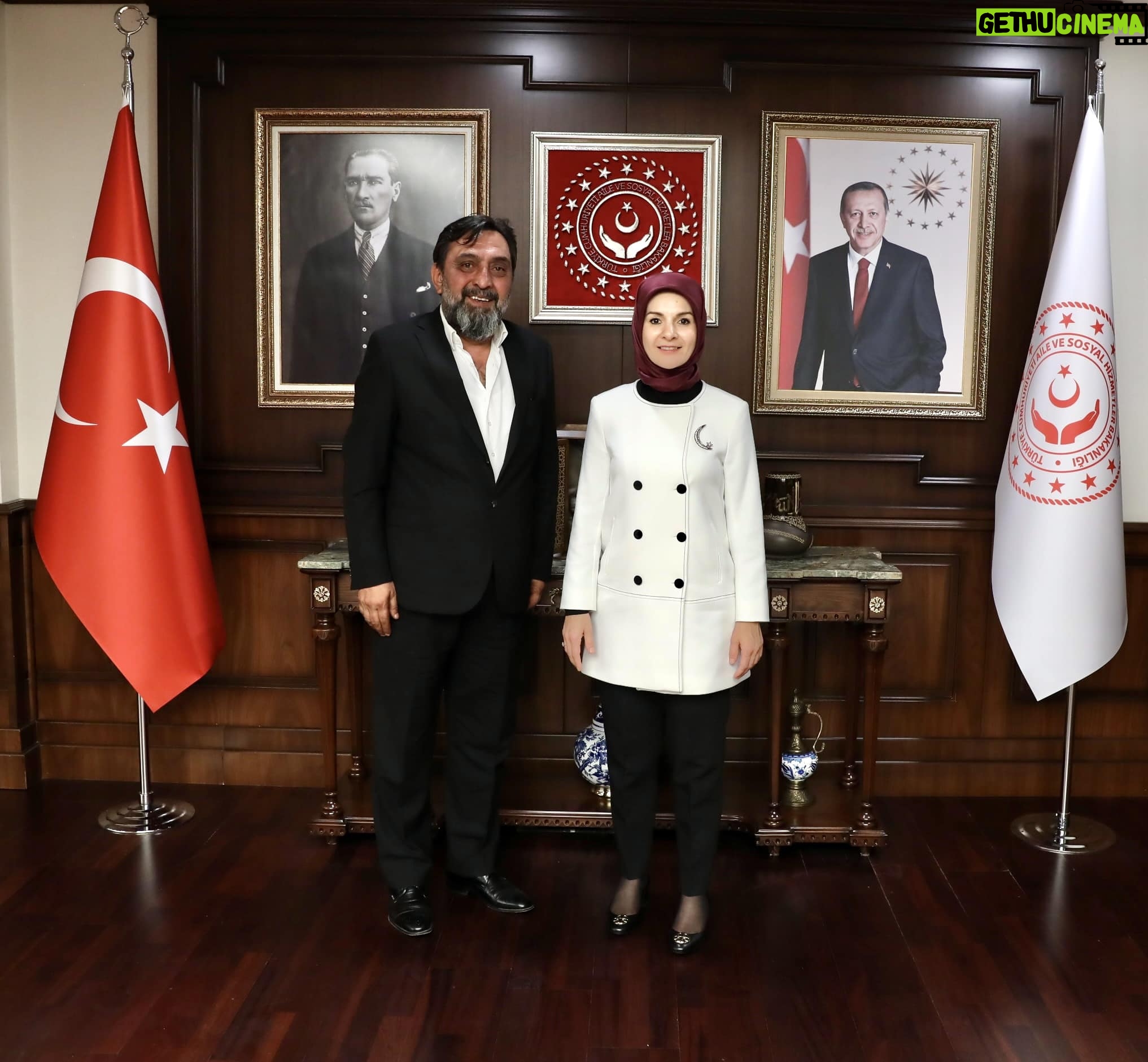 Ahmet Yenilmez - 6.4K Likes - Aile sosyal Hizmetler Bakanımız Sayın Mahinur Özdemir Göktaş Hanımefendi kabul buyurdular .
Kendilerine teşekkür ediyorum .