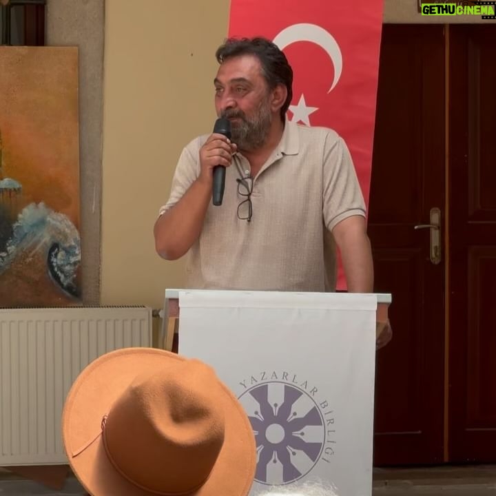 Ahmet Yenilmez - 845 Likes - Bugün Yazarlar Birliği İstanbul Şubesi’nde Sayın Dr. Halim Gençoğlu Hocamızla #ErzurumluEbubekirEfendi’ yi (1814- 29 Haziran 1880) ölümünün seneyi devriyesinde dualarla andık.
Torunu aynı zamanda Güney Afrika Ticaret ve Sanayi Bakanı Sayın Ebrahim Patel’i tanıdık ve dinledik.
Birileri Afrika’da köle pazarları kurarken , oralarda ilim irfan müessesleri kuran dedemiz #ErzurumluEbubekirEfendi dedemizle gurur duydum.
Ruhu şad olsun.
NOT : Merak edenler için Sayın Dr. Halim Gençoğlu’nun Bree Sokağı No 122 isimli kitabını şiddetle tavsiye ediyorum.