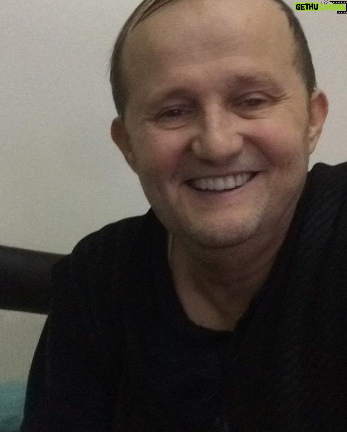 Ahmet Yenilmez - 654 Likes - Kimselern olmadığı , sahneye çıkaracak sanatçı bulamadığımız 80’li yıllarda Seni “Kahramanlık türküleriyle huzurlarınızda Grup Hasret Çağrı ve Faruk Karaca “ diye anons ederdim.
Sahne arkadaşım , ağabeyim, gönüldaşım Faruk Karaca ağabeyin vefat haberini aldım üreğime köz düştü!
Mekanın cennet olsun .
Fatiha …