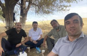 Ahmet Yenilmez Instagram - Bugünkü Pir-i Türkistan Hace Ahmet Yesevi gezisinde bana mihmandarlık yapan Sayın Yılmaz Cankaloğlu Sayın Kadr Demirbilek , Sayın Recep Demir gönüldaşlarıma çöm teşekkür ediyorum.