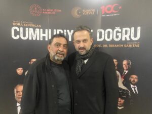 Ahmet Yenilmez Instagram - An vardır insan iç çeker derin bir nefes alır “Nerden nereye “ der ya işte o anda tüm hikayeyi bilen birilerinin gözlerine bakmak ister.
ATOkurumsal Başkan Vekili Sayın Halil İbrahim Yılmaz Başkanım, can kardeşim gelişiniz anımda yanımda oluşunuz benim için çok anlamlı oldu.