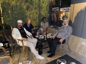 Ahmet Yenilmez Instagram - Bu fotoğrafın 40 yıllık hikayesi var.
40 yıl bir fotoğraf çektirecek zaman bulamayıp 40 yıl sonra 40 yıllık hayalde #AndaçElimiTutarmsın ‘da buluştuk …