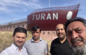 Ahmet Yenilmez Instagram - Bugünkü Pir-i Türkistan Hace Ahmet Yesevi gezisinde bana mihmandarlık yapan Sayın Yılmaz Cankaloğlu Sayın Kadr Demirbilek , Sayın Recep Demir gönüldaşlarıma çöm teşekkür ediyorum.