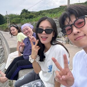 Ahn Eun-jin Instagram - .
tvN 언니네 산지직송🌟
매주 목요일 8시 40분
첫만남 부터 남해까지,,,🥰
