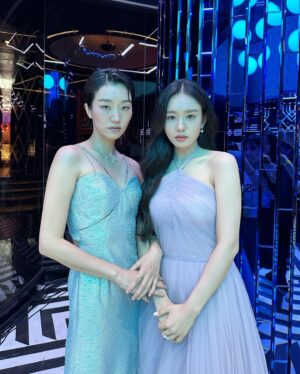 Ahn Eun-jin Instagram - 청룡 시리즈어워즈에서 만난 사람들📸

예쁜 사진 감사합니다🌸