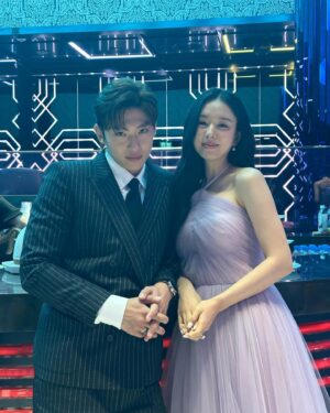 Ahn Eun-jin Instagram - 청룡 시리즈어워즈에서 만난 사람들📸

예쁜 사진 감사합니다🌸