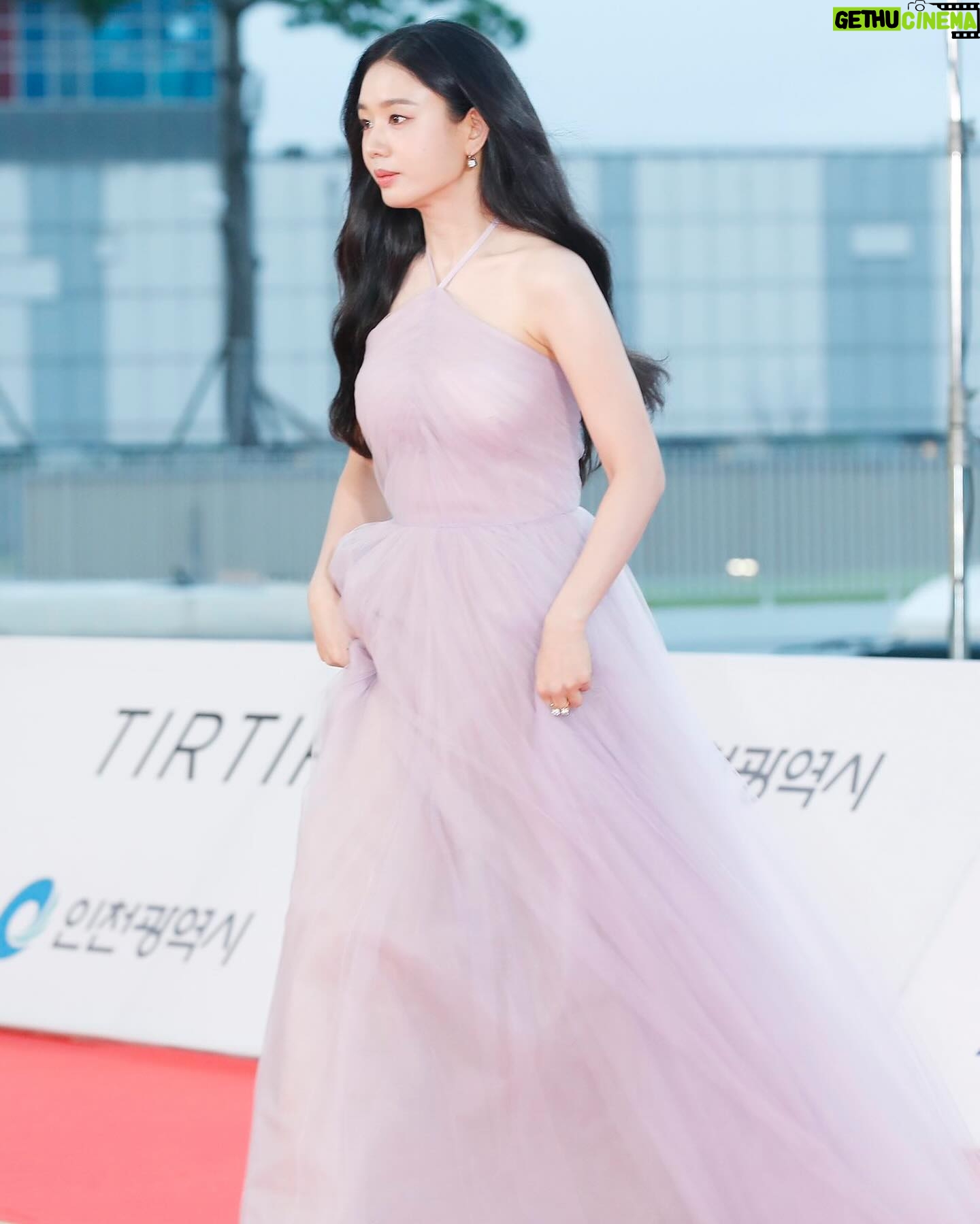 Ahn Eun-jin - 248.1K Likes - 청룡 시리즈어워즈에서 만난 사람들📸
예쁜 사진 감사합니다🌸