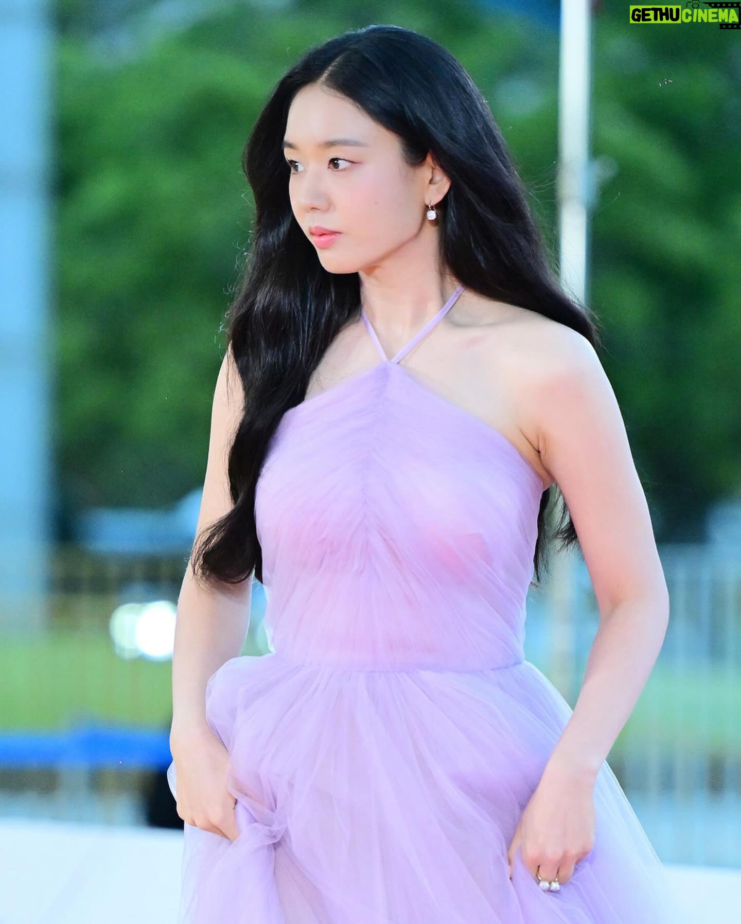 Ahn Eun-jin - 248.1K Likes - 청룡 시리즈어워즈에서 만난 사람들📸
예쁜 사진 감사합니다🌸