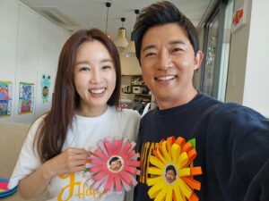 Ahn Jae-wook Instagram - #어버이날#수현이#도현이#카네이션#선물
#고맙고#사랑해💕 

마지막 얼굴 잘린 도현이가 찍어준 컷. ㅋㅋㅋㅋ😆