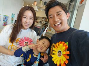 Ahn Jae-wook Instagram - #어버이날#수현이#도현이#카네이션#선물
#고맙고#사랑해💕 

마지막 얼굴 잘린 도현이가 찍어준 컷. ㅋㅋㅋㅋ😆