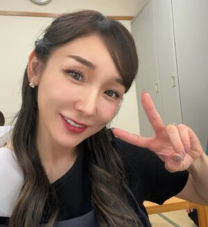 Ai Kago Instagram - みんな髪型褒めてくれてありがとう♡
とっても嬉しいよー✨✨✨

昨夜はフジテレビ📺【オールナイトフジコ】の生放送に出演しましたー！生放送緊張しました😭
オンタイムで見てくれた方ありがとう！
見逃した方はTVerで見てみてね☺️🩷

これからも頑張ります！！！

#オールナイトフジコ
#フジテレビ
#黒髪あいぼん
#ロングぼん