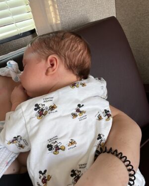 Aimee Kelly Instagram - I went back to work 3 weeks after giving birth to my son. Here we are sleep deprived, nursing and trying our best at figuring this thing out. It is the most exhausting, challenging and rewarding thing I have ever done but it really does take a village. Thank you @amyhubcast for championing an 8 month pregnant woman, my agents for viewing motherhood as a superpower rather than a hinderance and the ace production for accommodating feeding a newborn in the hair and makeup chair at 5am🤪 (and bringing me extra sides with every meal😈 @zoemelissax 
My experience isn’t what all woman are granted but I’d like to think we are normalising new parents retuning to work and taking more steps in the right direction.

Special shoutout to bibs for helping looking after our bean🤍and @jessybarden who on my 5th day of postpartum baby blues hormone crash (if u know u know)FaceTimed me from across the Atlantic Ocean with a pep talk and peeled me off the floor. There is an unspoken sisterhood with woman who have walked the road before you and I’ll never forget when it’s my turn to be the advice giver- all whilst being knee deep in newborn poop of course🤍 There was a time when I really doubted myself and thought I wasn’t going to be able to do it but then I read @sophiesophierundle post on going back to work with her baby and it made me feel less alone. Here’s hoping someone in the same position reads this and see’s although it’s not easy, it is doable and we got this👊🏼