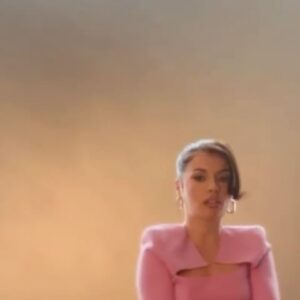 Aimee Kelly Instagram - ♋️cancer szn in full swang♋️ 

1. @jodiespencer_ & @jeremy.irvine tied the knot it was a hoot and all I have to show for it is a barrage of @chrisjparkinson shots 
2. She’s a Barbie but she’ll hijack your plane too idk 
3. Nightshoots & newborns = a match made in heaven😵‍💫
4. So good to see stargirl @jasminejobson in a much warmer setting 🍸👀
5. EBF 2.0
6. Jude serving detailed looks 
7. 🍓 🍓🍓 ft @doonauk 
8. The happiest baby is also the tallest baby and has already outgrown his snoo🥲
9. Charlotte Spencer has been the love on my life since we worked on The duke and she threatened some locals with a snooker Que to save me her sis delivered both my babies I won’t shut up about it
10. Sometimes it’s sunshine n rainbows sometimes it’s helping w/ a selftape that ends in divorce

Gifted items tagged***