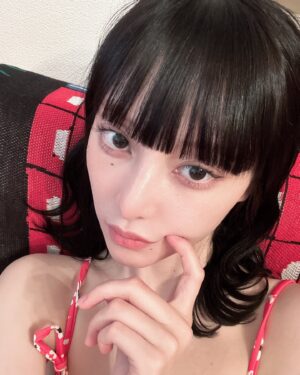 Aina Yamada Instagram - .

毎日暑いよ🫠🍉
みんな今年の夏はなにするの？

私はいっぱいスイカをたべたいよ