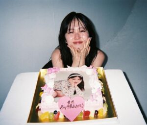 Airi Suzuki Instagram - @ray.magazine 

卒業号も本日で店頭に並ぶのはラストでした💐😭
伝えたいことはいつまで経っても山ほどあるけど、、、

とにかく心からの感謝と愛でいっぱい☺︎
これからもずっと、Rayを見守り続けます♡

約10年、本当に本当にありがとうございました！！🫶

大切な仲間に出会えて、わたし幸せです！！！！

本日をもって本当に本当に卒業！！！🎓😢✨

#といいつつ
#思い出写真はまだ載せます🤭