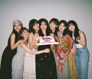 Airi Suzuki Instagram - @ray.magazine 

卒業号も本日で店頭に並ぶのはラストでした💐😭
伝えたいことはいつまで経っても山ほどあるけど、、、

とにかく心からの感謝と愛でいっぱい☺︎
これからもずっと、Rayを見守り続けます♡

約10年、本当に本当にありがとうございました！！🫶

大切な仲間に出会えて、わたし幸せです！！！！

本日をもって本当に本当に卒業！！！🎓😢✨

#といいつつ
#思い出写真はまだ載せます🤭