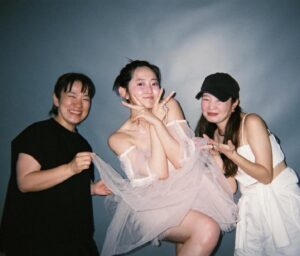 Airi Suzuki Instagram - @ray.magazine 

卒業号も本日で店頭に並ぶのはラストでした💐😭
伝えたいことはいつまで経っても山ほどあるけど、、、

とにかく心からの感謝と愛でいっぱい☺︎
これからもずっと、Rayを見守り続けます♡

約10年、本当に本当にありがとうございました！！🫶

大切な仲間に出会えて、わたし幸せです！！！！

本日をもって本当に本当に卒業！！！🎓😢✨

#といいつつ
#思い出写真はまだ載せます🤭