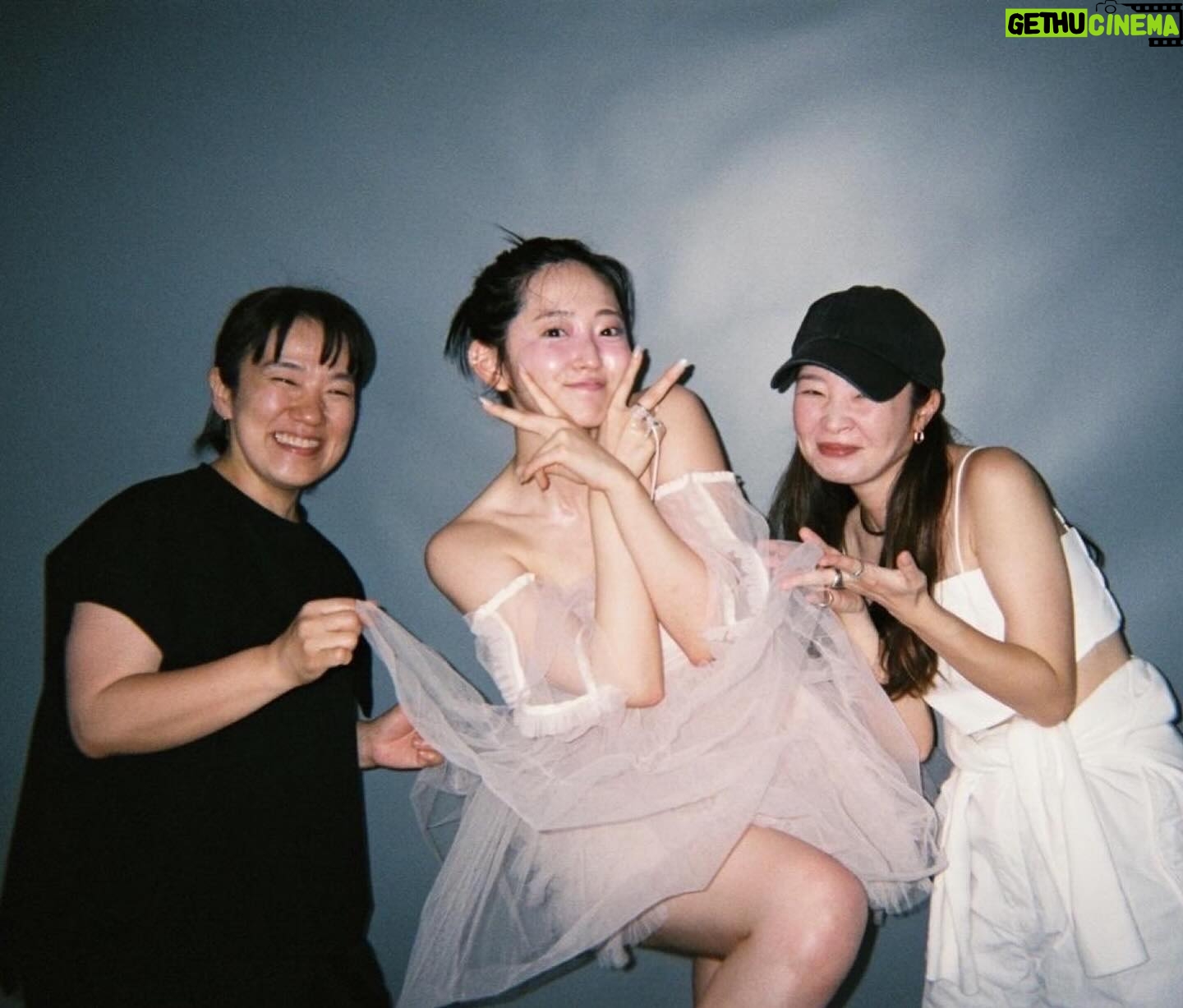 Airi Suzuki - 116.8K Likes - @ray.magazine
卒業号も本日で店頭に並ぶのはラストでした💐😭
伝えたいことはいつまで経っても山ほどあるけど、、、
とにかく心からの感謝と愛でいっぱい☺︎
これからもずっと、Rayを見守り続けます♡
約10年、本当に本当にありがとうございました!!🫶
大切な仲間に出会えて、わたし幸せです!!!!
本日をもって本当に本当に卒業!!!🎓😢✨
#といいつつ
#思い出写真はまだ載せます🤭