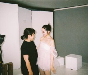 Airi Suzuki Instagram - @ray.magazine 

卒業号も本日で店頭に並ぶのはラストでした💐😭
伝えたいことはいつまで経っても山ほどあるけど、、、

とにかく心からの感謝と愛でいっぱい☺︎
これからもずっと、Rayを見守り続けます♡

約10年、本当に本当にありがとうございました！！🫶

大切な仲間に出会えて、わたし幸せです！！！！

本日をもって本当に本当に卒業！！！🎓😢✨

#といいつつ
#思い出写真はまだ載せます🤭