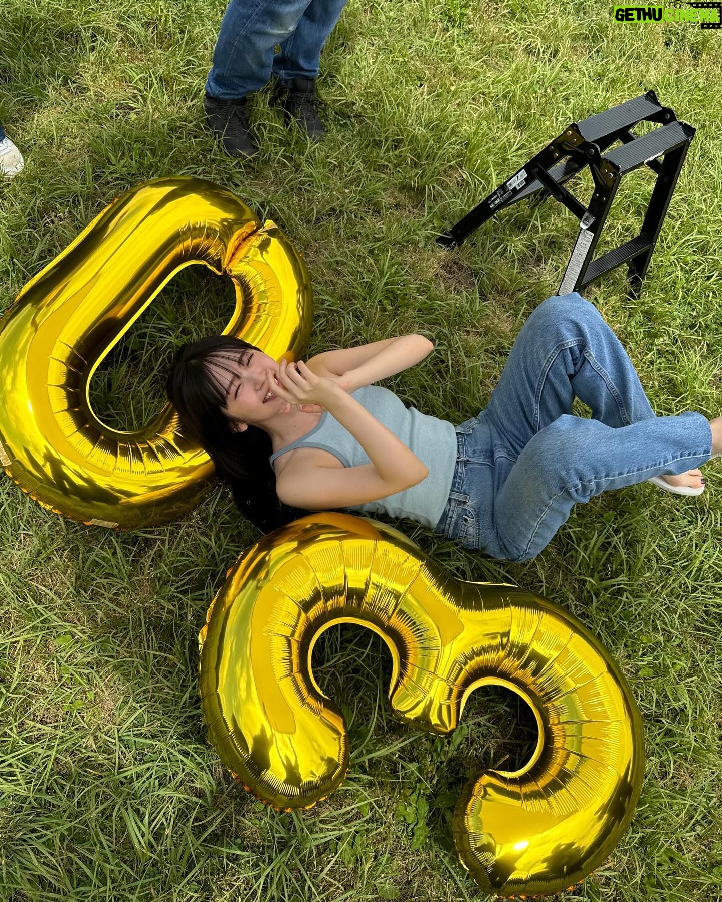 Airi Suzuki - 104.5K Likes - 明日は4ヶ月越しのバースデーライブです☺︎
すっかり30歳ってことが馴染みきった日々ですが
30歳になる今になっても応援してくださる方がいて
ステージに立ち続けられていることって
当たり前ではなく、本当にありがたすぎることで。
そんな感謝の気持ちが届くといいなと思い、今回のイベント色々考えてきました🫶
グッズもたくさんわがままを詰め込んで、こだわりにこだわって目を擦りながらデザインを考えたものばかり。
そして明日のイベントは2公演で全30曲歌います☺︎
一曲ずつはとても短めに歌うのだけど、過去の曲と今の曲、みんなからのアンケートを元に歌うからお楽しみにです🥰
写真はイベントグッズ撮影のオフショット☺︎
ロケの方ではみんなが頭にハッピーバースデーカチューシャをつけて撮影に臨んでくださいました〜🤣愛!❤️
#あいりまにあ会
#ファンクラブイベント