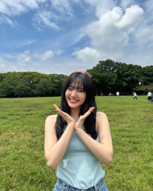 Airi Suzuki Instagram - 明日は4ヶ月越しのバースデーライブです☺︎
すっかり30歳ってことが馴染みきった日々ですが
30歳になる今になっても応援してくださる方がいて
ステージに立ち続けられていることって
当たり前ではなく、本当にありがたすぎることで。
そんな感謝の気持ちが届くといいなと思い、今回のイベント色々考えてきました🫶

グッズもたくさんわがままを詰め込んで、こだわりにこだわって目を擦りながらデザインを考えたものばかり。

そして明日のイベントは2公演で全30曲歌います☺︎
一曲ずつはとても短めに歌うのだけど、過去の曲と今の曲、みんなからのアンケートを元に歌うからお楽しみにです🥰

写真はイベントグッズ撮影のオフショット☺︎
ロケの方ではみんなが頭にハッピーバースデーカチューシャをつけて撮影に臨んでくださいました〜🤣愛！❤️

#あいりまにあ会
#ファンクラブイベント