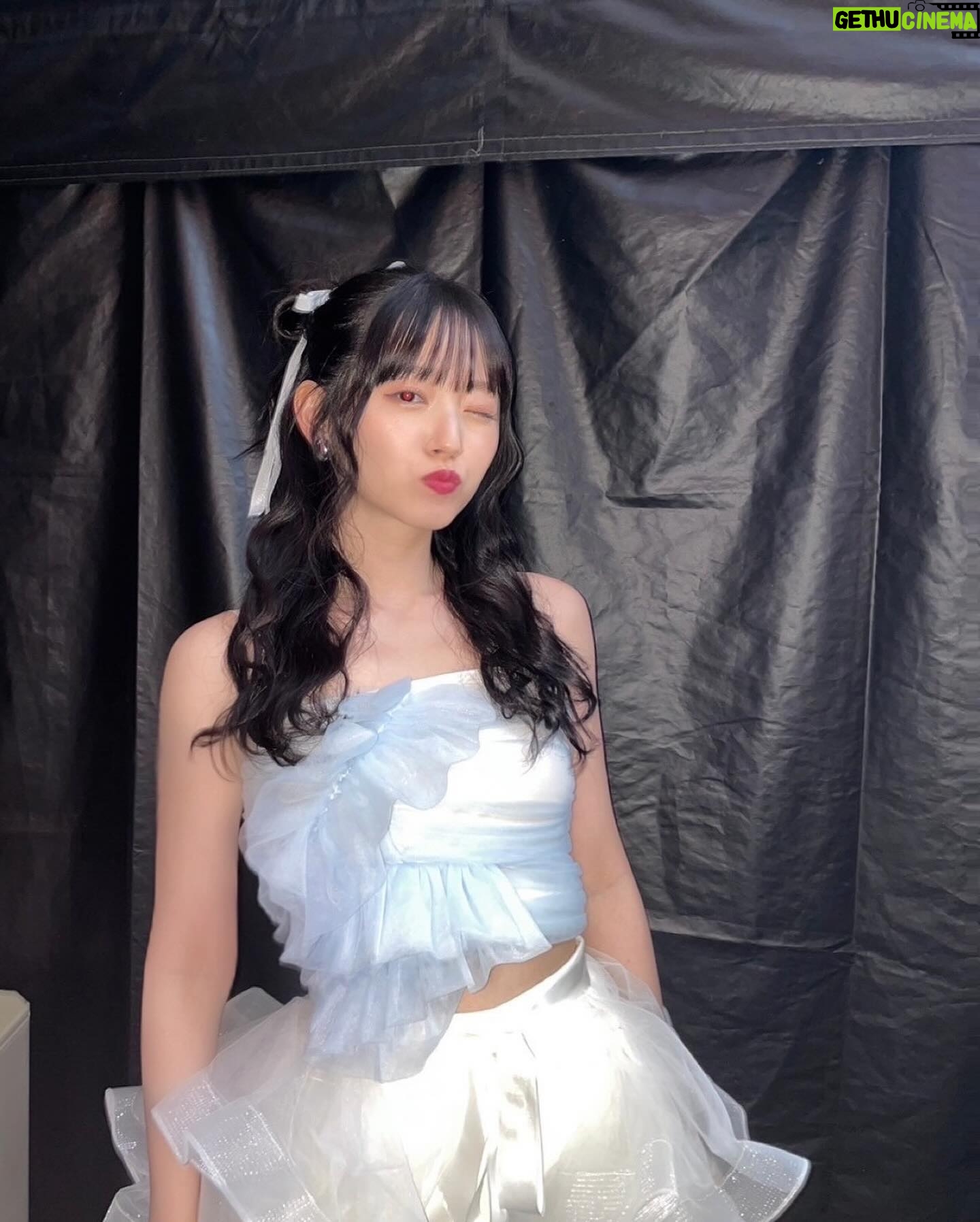 Airi Suzuki - 83.4K Likes - ✴︎ でしょフェス2024☀️⚡️
アニソンでしょでしょフェス
今年もありがとうございました!!!!!🥰
昨年に引き続き、六本木アリーナという素敵な屋外ステージにて最高の夏を過ごせて幸せでした♡
暑かったねーー!!!!
そして愛に溢れてたねー!!!!!!
この番組がいかにたくさんの方に支えられて愛をもらって出来ているのか、改めて感じたライブでした。
オーイシさん、今回もたくさん支えていただきました。笑いすぎて転げました。そしていつもありがとう☺️
ゲストの小林愛香さん、最強の歌ありがとうございました🫶ライオン一緒に歌えて楽しかった〜!
体調不良のため欠席になってしまったLiyuuさんも必ずいつか!一緒にしゅごキャラ!叶えようね!!!🥚✨
最後の方、信じられないくらいの雷で。
音も稲光も大変すぎる中での歌唱に。
ライブは最後までやり切れるのか、そしてみんなのこと最後まで守れるのか?!!って心配しながらのライブでしたが、、、無事最後までやり切れて!時間も今年は守れて!(雷のおかげかも)
今年の夏も最高だね!!!って言える時間になりました☺︎
そして私の雷嫌いを知ってくれていた方々が、雷の音を掻き消すように叫んでくれたこと忘れないぞ!!!!🤭⚡️🩷
⚡️ ゴロゴロゴロゴロ...ドカーーーン
👥 ウオオオオオオオオオオオ!!!!!!
笑笑笑笑笑笑
どっちが雷なのか!ってくらいで最高でした🤣
最近雷多いからあの声援録音して家に置いて都度使わせてもらいたい。笑
衣装もヘアメイクもとっても可愛かったー!!!!
earring @abiste_official
flower ring
@reflection.co_official @the.pr_
silver ring @nojess_official
黒髪ぱっつんでふわふわした服をきるのが
なんだか絶妙バランスで最近のお気に入り。
#最近の衣装たち
#アニソンでしょフェス2024