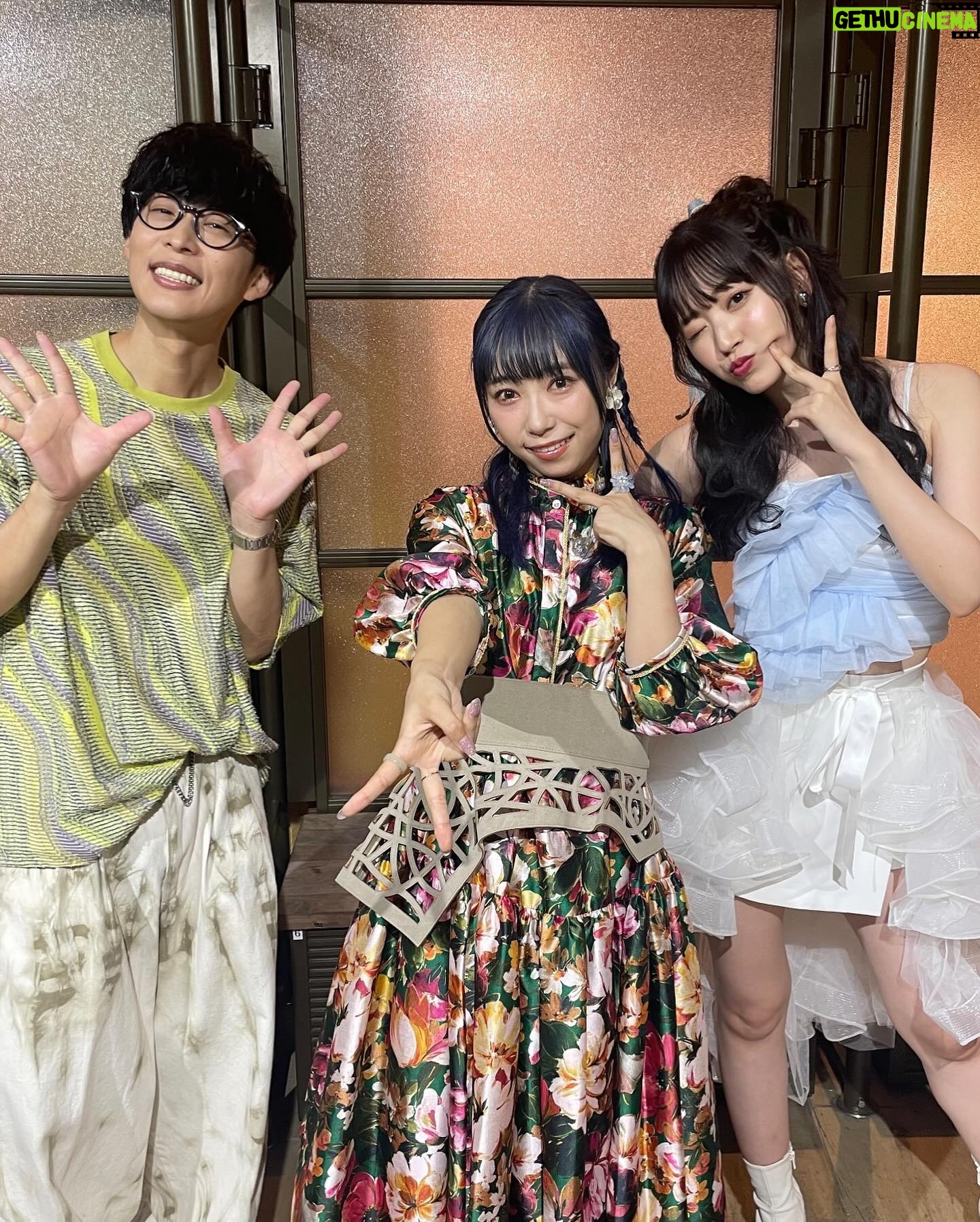 Airi Suzuki - 83.4K Likes - ✴︎ でしょフェス2024☀️⚡️
アニソンでしょでしょフェス
今年もありがとうございました!!!!!🥰
昨年に引き続き、六本木アリーナという素敵な屋外ステージにて最高の夏を過ごせて幸せでした♡
暑かったねーー!!!!
そして愛に溢れてたねー!!!!!!
この番組がいかにたくさんの方に支えられて愛をもらって出来ているのか、改めて感じたライブでした。
オーイシさん、今回もたくさん支えていただきました。笑いすぎて転げました。そしていつもありがとう☺️
ゲストの小林愛香さん、最強の歌ありがとうございました🫶ライオン一緒に歌えて楽しかった〜!
体調不良のため欠席になってしまったLiyuuさんも必ずいつか!一緒にしゅごキャラ!叶えようね!!!🥚✨
最後の方、信じられないくらいの雷で。
音も稲光も大変すぎる中での歌唱に。
ライブは最後までやり切れるのか、そしてみんなのこと最後まで守れるのか?!!って心配しながらのライブでしたが、、、無事最後までやり切れて!時間も今年は守れて!(雷のおかげかも)
今年の夏も最高だね!!!って言える時間になりました☺︎
そして私の雷嫌いを知ってくれていた方々が、雷の音を掻き消すように叫んでくれたこと忘れないぞ!!!!🤭⚡️🩷
⚡️ ゴロゴロゴロゴロ...ドカーーーン
👥 ウオオオオオオオオオオオ!!!!!!
笑笑笑笑笑笑
どっちが雷なのか!ってくらいで最高でした🤣
最近雷多いからあの声援録音して家に置いて都度使わせてもらいたい。笑
衣装もヘアメイクもとっても可愛かったー!!!!
earring @abiste_official
flower ring
@reflection.co_official @the.pr_
silver ring @nojess_official
黒髪ぱっつんでふわふわした服をきるのが
なんだか絶妙バランスで最近のお気に入り。
#最近の衣装たち
#アニソンでしょフェス2024