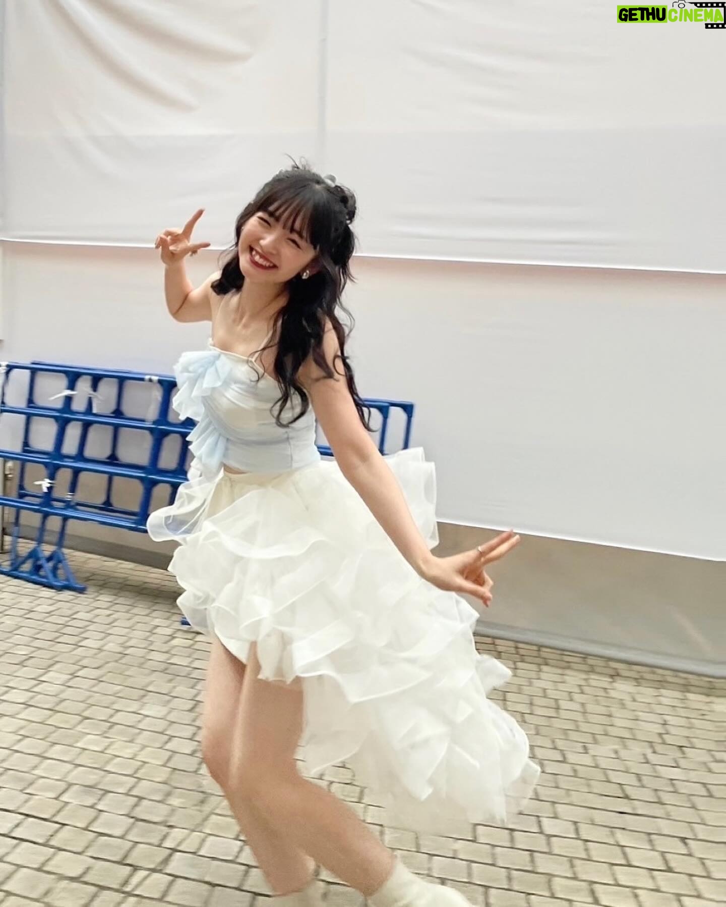 Airi Suzuki - 83.4K Likes - ✴︎ でしょフェス2024☀️⚡️
アニソンでしょでしょフェス
今年もありがとうございました!!!!!🥰
昨年に引き続き、六本木アリーナという素敵な屋外ステージにて最高の夏を過ごせて幸せでした♡
暑かったねーー!!!!
そして愛に溢れてたねー!!!!!!
この番組がいかにたくさんの方に支えられて愛をもらって出来ているのか、改めて感じたライブでした。
オーイシさん、今回もたくさん支えていただきました。笑いすぎて転げました。そしていつもありがとう☺️
ゲストの小林愛香さん、最強の歌ありがとうございました🫶ライオン一緒に歌えて楽しかった〜!
体調不良のため欠席になってしまったLiyuuさんも必ずいつか!一緒にしゅごキャラ!叶えようね!!!🥚✨
最後の方、信じられないくらいの雷で。
音も稲光も大変すぎる中での歌唱に。
ライブは最後までやり切れるのか、そしてみんなのこと最後まで守れるのか?!!って心配しながらのライブでしたが、、、無事最後までやり切れて!時間も今年は守れて!(雷のおかげかも)
今年の夏も最高だね!!!って言える時間になりました☺︎
そして私の雷嫌いを知ってくれていた方々が、雷の音を掻き消すように叫んでくれたこと忘れないぞ!!!!🤭⚡️🩷
⚡️ ゴロゴロゴロゴロ...ドカーーーン
👥 ウオオオオオオオオオオオ!!!!!!
笑笑笑笑笑笑
どっちが雷なのか!ってくらいで最高でした🤣
最近雷多いからあの声援録音して家に置いて都度使わせてもらいたい。笑
衣装もヘアメイクもとっても可愛かったー!!!!
earring @abiste_official
flower ring
@reflection.co_official @the.pr_
silver ring @nojess_official
黒髪ぱっつんでふわふわした服をきるのが
なんだか絶妙バランスで最近のお気に入り。
#最近の衣装たち
#アニソンでしょフェス2024