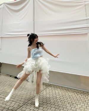 Airi Suzuki Instagram - ✴︎ でしょフェス2024☀️⚡️
⁡
アニソンでしょでしょフェス
今年もありがとうございました！！！！！🥰
⁡
昨年に引き続き、六本木アリーナという素敵な屋外ステージにて最高の夏を過ごせて幸せでした♡
⁡
暑かったねーー！！！！
そして愛に溢れてたねー！！！！！！
⁡
この番組がいかにたくさんの方に支えられて愛をもらって出来ているのか、改めて感じたライブでした。
⁡
オーイシさん、今回もたくさん支えていただきました。笑いすぎて転げました。そしていつもありがとう☺️
ゲストの小林愛香さん、最強の歌ありがとうございました🫶ライオン一緒に歌えて楽しかった〜！
⁡
体調不良のため欠席になってしまったLiyuuさんも必ずいつか！一緒にしゅごキャラ！叶えようね！！！🥚✨
⁡
⁡
最後の方、信じられないくらいの雷で。
音も稲光も大変すぎる中での歌唱に。
⁡
ライブは最後までやり切れるのか、そしてみんなのこと最後まで守れるのか？！！って心配しながらのライブでしたが、、、無事最後までやり切れて！時間も今年は守れて！(雷のおかげかも)
⁡
今年の夏も最高だね！！！って言える時間になりました☺︎
⁡
そして私の雷嫌いを知ってくれていた方々が、雷の音を掻き消すように叫んでくれたこと忘れないぞ！！！！🤭⚡️🩷
⁡
⚡️ ゴロゴロゴロゴロ...ドカーーーン
👥 ウオオオオオオオオオオオ！！！！！！
⁡
笑笑笑笑笑笑
⁡
どっちが雷なのか！ってくらいで最高でした🤣
最近雷多いからあの声援録音して家に置いて都度使わせてもらいたい。笑
⁡
⁡
衣装もヘアメイクもとっても可愛かったー！！！！
⁡
earring  @abiste_official
flower ring
@reflection.co_official @the.pr_
silver ring @nojess_official
⁡
黒髪ぱっつんでふわふわした服をきるのが
なんだか絶妙バランスで最近のお気に入り。
⁡
#最近の衣装たち
⁡
#アニソンでしょフェス2024