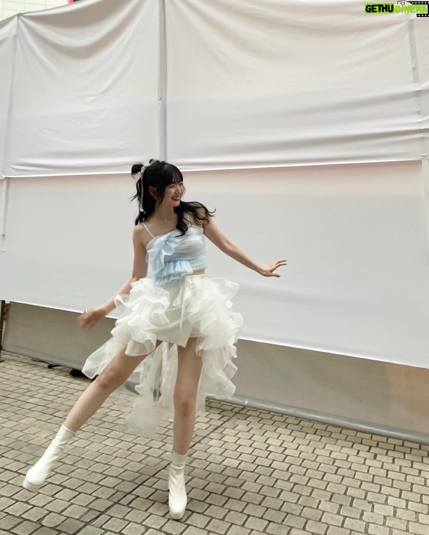 Airi Suzuki - 83.4K Likes - ✴︎ でしょフェス2024☀️⚡️
アニソンでしょでしょフェス
今年もありがとうございました!!!!!🥰
昨年に引き続き、六本木アリーナという素敵な屋外ステージにて最高の夏を過ごせて幸せでした♡
暑かったねーー!!!!
そして愛に溢れてたねー!!!!!!
この番組がいかにたくさんの方に支えられて愛をもらって出来ているのか、改めて感じたライブでした。
オーイシさん、今回もたくさん支えていただきました。笑いすぎて転げました。そしていつもありがとう☺️
ゲストの小林愛香さん、最強の歌ありがとうございました🫶ライオン一緒に歌えて楽しかった〜!
体調不良のため欠席になってしまったLiyuuさんも必ずいつか!一緒にしゅごキャラ!叶えようね!!!🥚✨
最後の方、信じられないくらいの雷で。
音も稲光も大変すぎる中での歌唱に。
ライブは最後までやり切れるのか、そしてみんなのこと最後まで守れるのか?!!って心配しながらのライブでしたが、、、無事最後までやり切れて!時間も今年は守れて!(雷のおかげかも)
今年の夏も最高だね!!!って言える時間になりました☺︎
そして私の雷嫌いを知ってくれていた方々が、雷の音を掻き消すように叫んでくれたこと忘れないぞ!!!!🤭⚡️🩷
⚡️ ゴロゴロゴロゴロ...ドカーーーン
👥 ウオオオオオオオオオオオ!!!!!!
笑笑笑笑笑笑
どっちが雷なのか!ってくらいで最高でした🤣
最近雷多いからあの声援録音して家に置いて都度使わせてもらいたい。笑
衣装もヘアメイクもとっても可愛かったー!!!!
earring @abiste_official
flower ring
@reflection.co_official @the.pr_
silver ring @nojess_official
黒髪ぱっつんでふわふわした服をきるのが
なんだか絶妙バランスで最近のお気に入り。
#最近の衣装たち
#アニソンでしょフェス2024