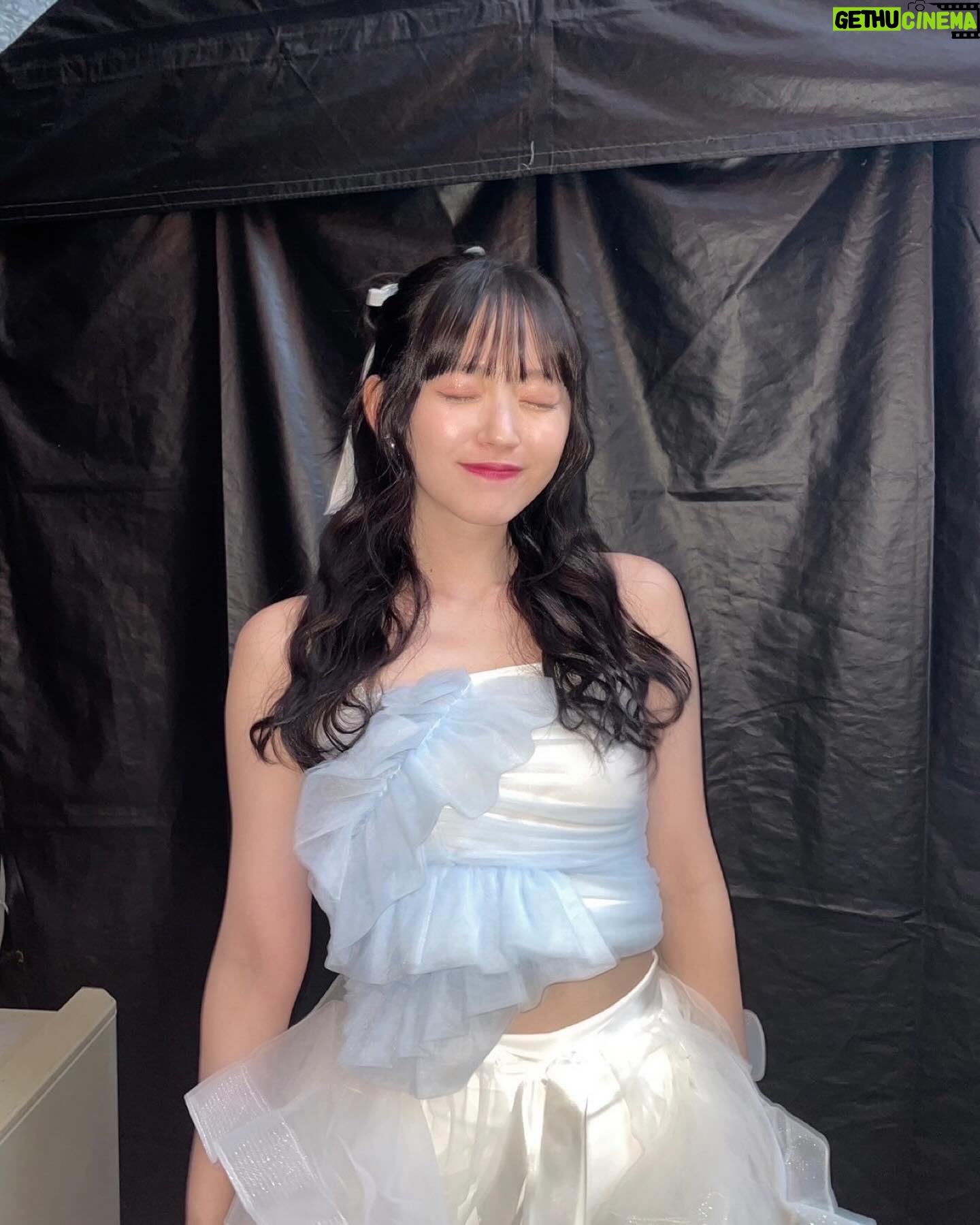 Airi Suzuki - 83.4K Likes - ✴︎ でしょフェス2024☀️⚡️
アニソンでしょでしょフェス
今年もありがとうございました!!!!!🥰
昨年に引き続き、六本木アリーナという素敵な屋外ステージにて最高の夏を過ごせて幸せでした♡
暑かったねーー!!!!
そして愛に溢れてたねー!!!!!!
この番組がいかにたくさんの方に支えられて愛をもらって出来ているのか、改めて感じたライブでした。
オーイシさん、今回もたくさん支えていただきました。笑いすぎて転げました。そしていつもありがとう☺️
ゲストの小林愛香さん、最強の歌ありがとうございました🫶ライオン一緒に歌えて楽しかった〜!
体調不良のため欠席になってしまったLiyuuさんも必ずいつか!一緒にしゅごキャラ!叶えようね!!!🥚✨
最後の方、信じられないくらいの雷で。
音も稲光も大変すぎる中での歌唱に。
ライブは最後までやり切れるのか、そしてみんなのこと最後まで守れるのか?!!って心配しながらのライブでしたが、、、無事最後までやり切れて!時間も今年は守れて!(雷のおかげかも)
今年の夏も最高だね!!!って言える時間になりました☺︎
そして私の雷嫌いを知ってくれていた方々が、雷の音を掻き消すように叫んでくれたこと忘れないぞ!!!!🤭⚡️🩷
⚡️ ゴロゴロゴロゴロ...ドカーーーン
👥 ウオオオオオオオオオオオ!!!!!!
笑笑笑笑笑笑
どっちが雷なのか!ってくらいで最高でした🤣
最近雷多いからあの声援録音して家に置いて都度使わせてもらいたい。笑
衣装もヘアメイクもとっても可愛かったー!!!!
earring @abiste_official
flower ring
@reflection.co_official @the.pr_
silver ring @nojess_official
黒髪ぱっつんでふわふわした服をきるのが
なんだか絶妙バランスで最近のお気に入り。
#最近の衣装たち
#アニソンでしょフェス2024