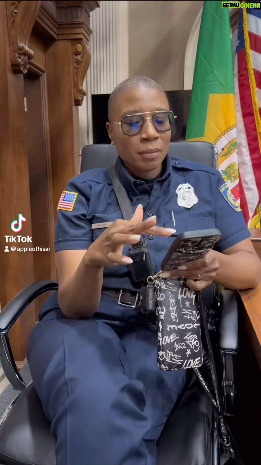 Aisha Hinds - 24.9K Likes - •| P A P A • R A Z Z I | •
Our official @911onabc yearbook dad @oliverstarkk
#TikTok