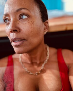 Aisha Tyler Instagram - Just chilling in my @renutherapy cold plunge thinking about the icy AF new season of @criminalminds about to drop this Thursday night on @paramountplus 🧊🕵🏾‍♀️ 
#nomakeup 
#stayfrosty 
#thirsttweets