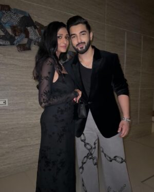 Aishwarya Khare Instagram - Words won’t be enough tbh….. just wanna say THANK YOU TO OUR BEAUTIFUL AUDIENCE AND FANS for giving us so much LOVE ❤️🧿 ……. 1000 Episodes 🫶🏻

#RISHMI #bhagyalakshmi